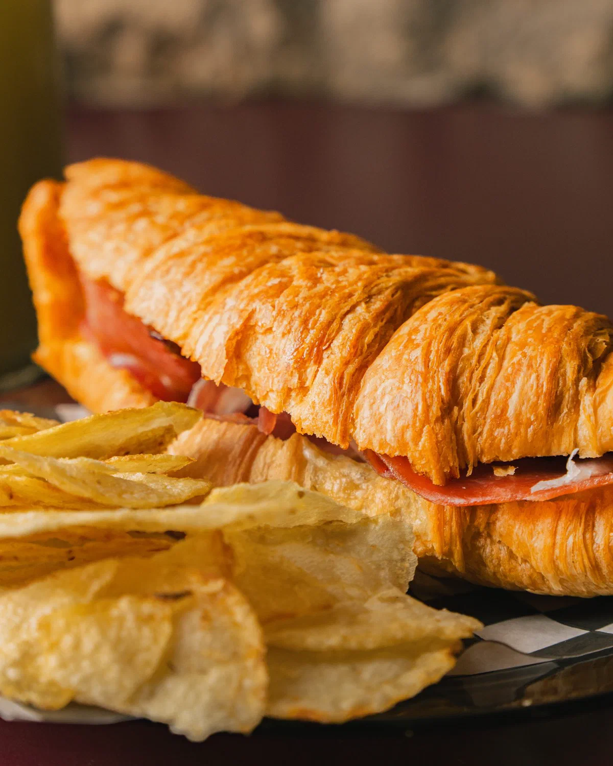 Sándwich de croissant con jamón y papas a la francesa